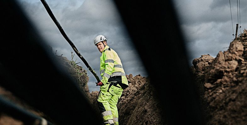 Cable worker laying Axal-TT medium voltage cable in the ground